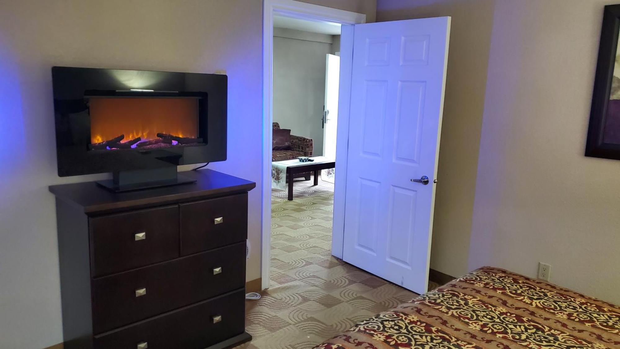 Shoreside Inn & Suites Wabamun Room photo